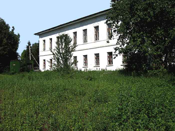 Елатьма. Вид на здание школы-интерната со стороны пруда. Фото Н.Зиновина 2008 г.