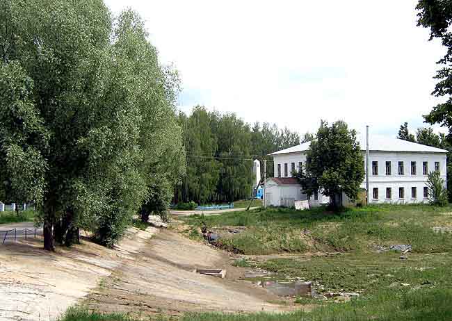 Елатьма. Вид на пруд и здание бывшей Земской управы. Фото Н.Зиновина 2008 г.